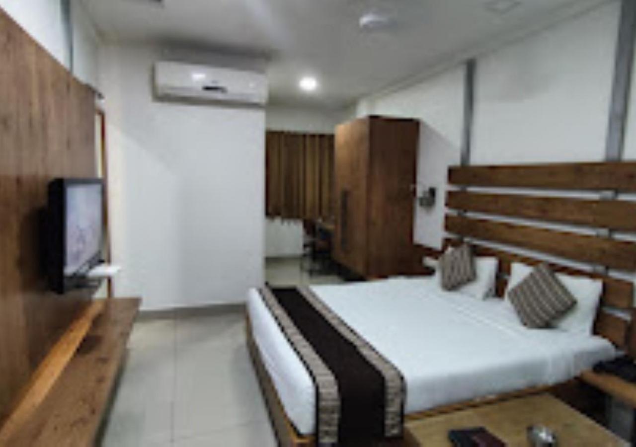 Hotel Siddharth Premiere Chandrapur Kültér fotó